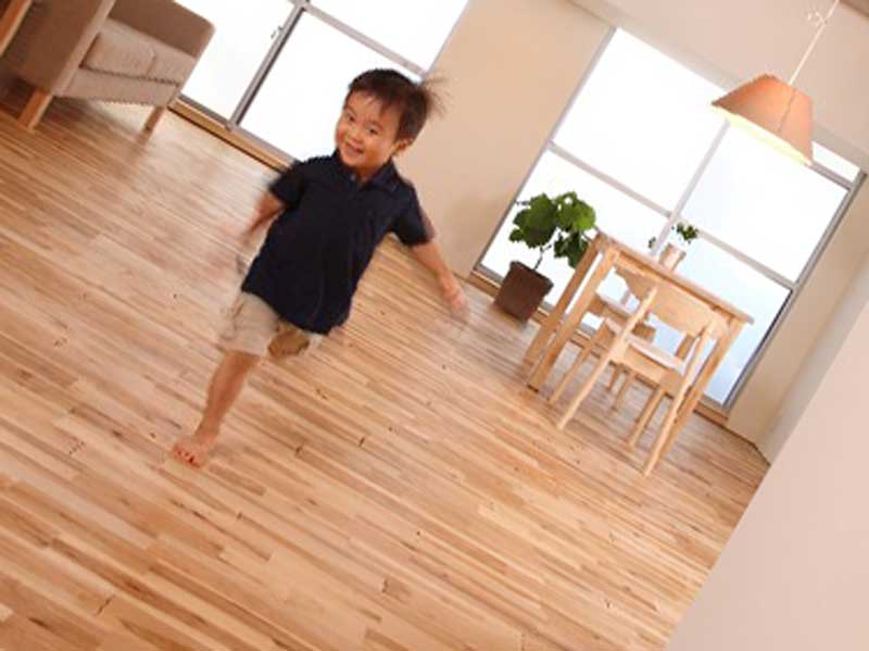 家の中で走っている子供
