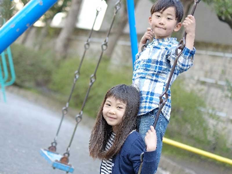 ブランコで遊んでいる子供達