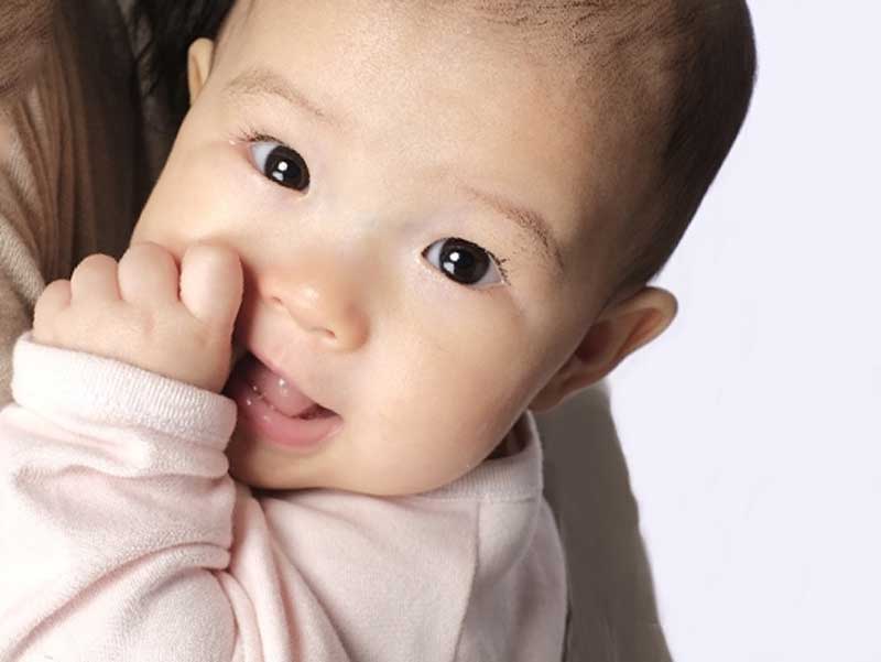 お母さんに抱っこされている赤ちゃん