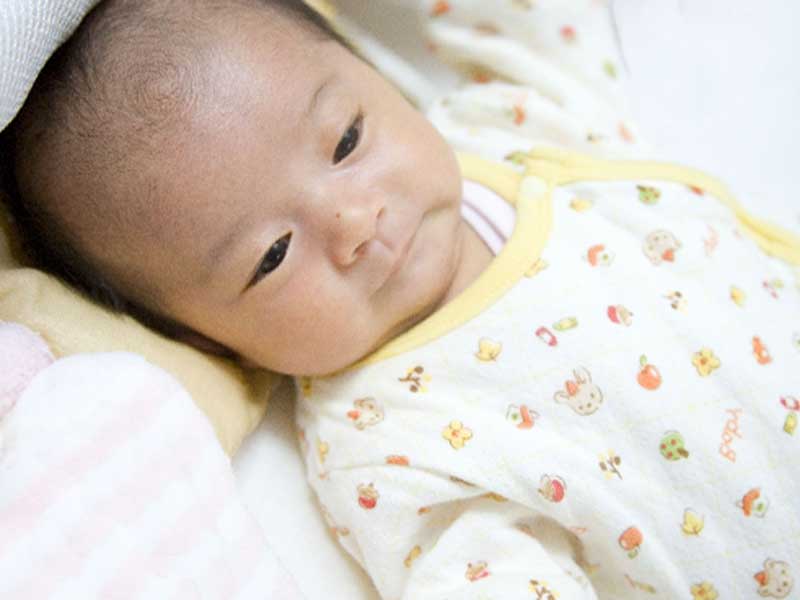仰向けに寝ている赤ちゃん