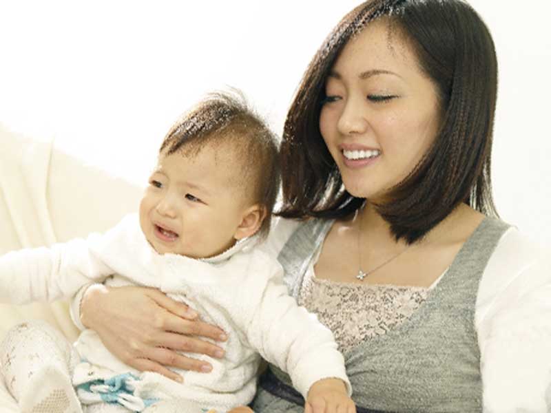 赤ちゃんと遊んでいるお母さん
