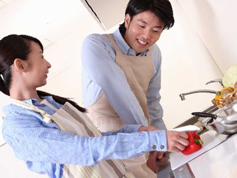 仲良く料理をしている夫婦