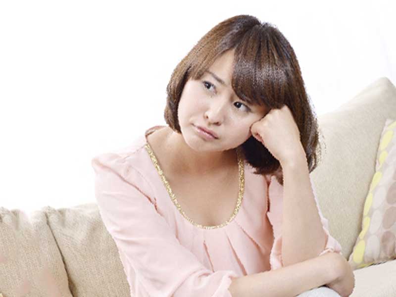 悩んでいる女性