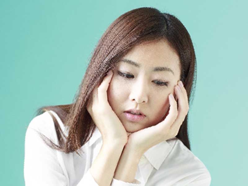 悩む女性