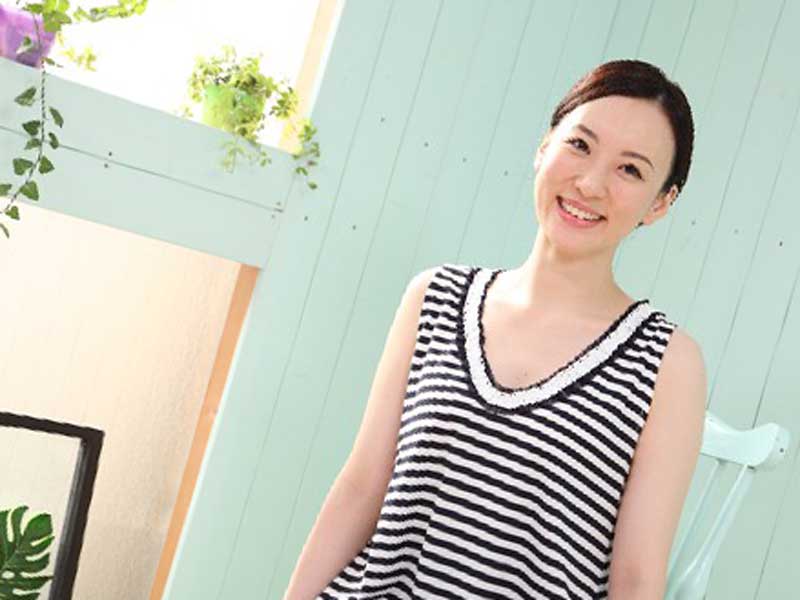 部屋で安静にしている女性
