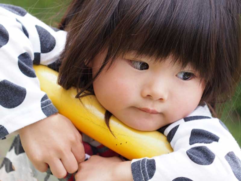 寂しそうな顔をする女の子