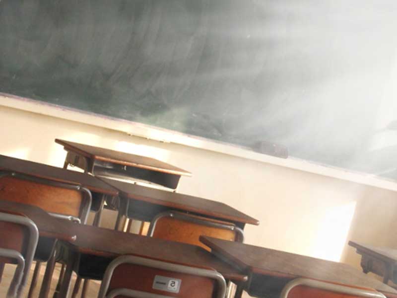 放課後の学校の教室