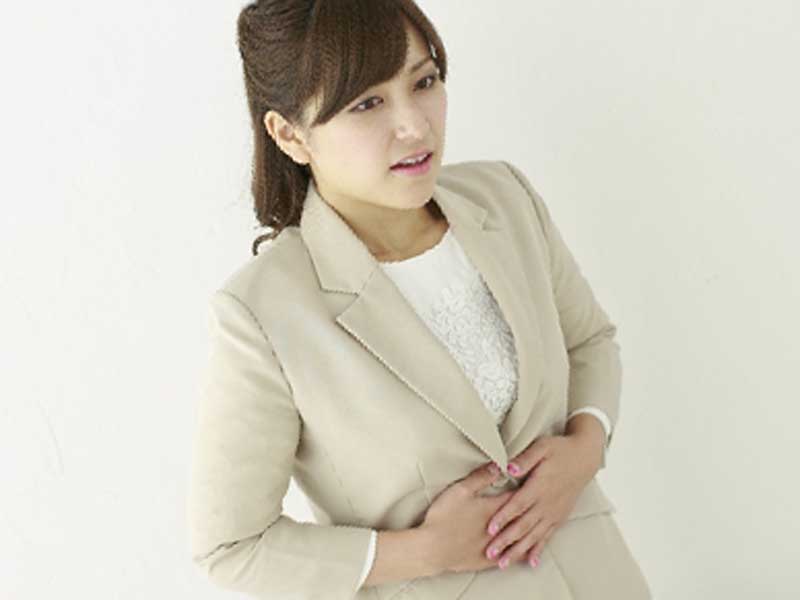 腹痛の女性