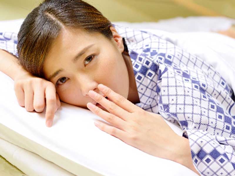あくびする女性