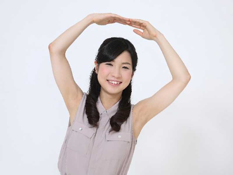 okを出す笑顔の女性