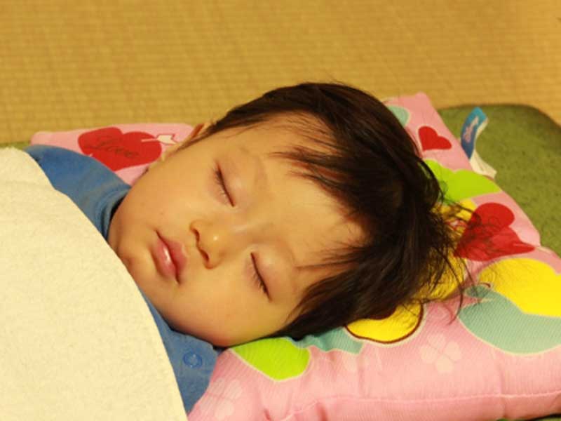 寝ている子供