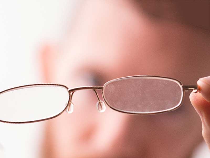 スマホ老眼でメガネを外すとぼやけて見える人の視界
