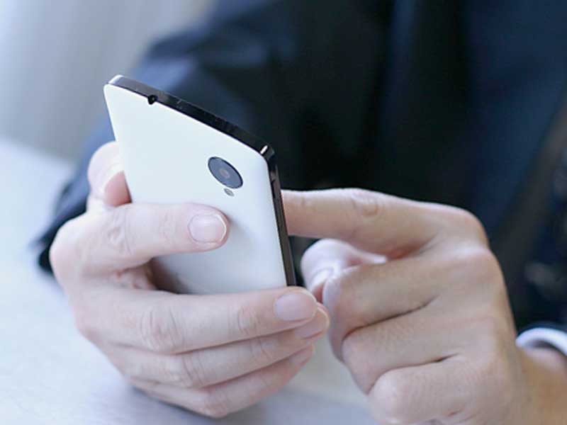 スマホに熱中している男性