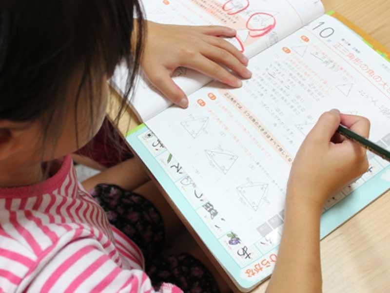 勉強をする女の子