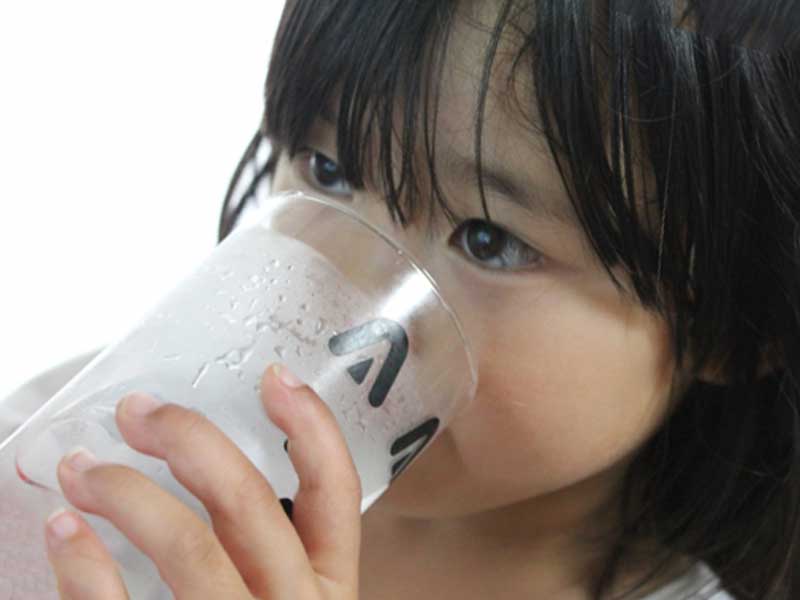 水を飲む子供