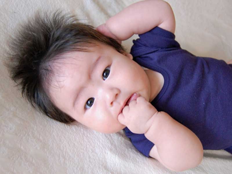 指しゃぶりをしている赤ちゃん