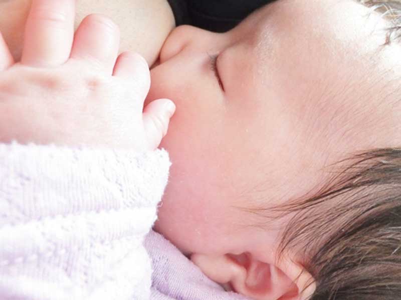母乳を飲んでいる赤ちゃん