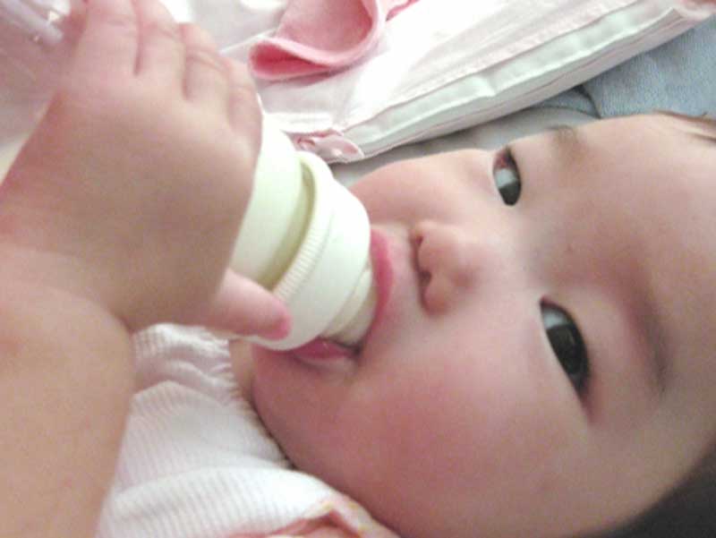 哺乳瓶でミルクを飲んでいる赤ちゃん