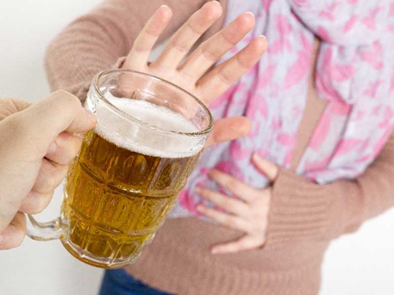 飲酒を断る女性