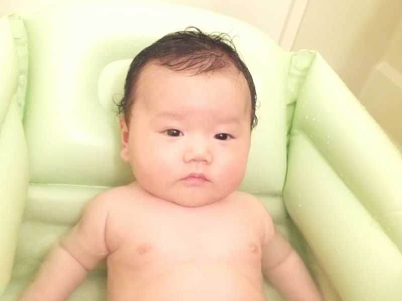 入浴する赤ちゃん