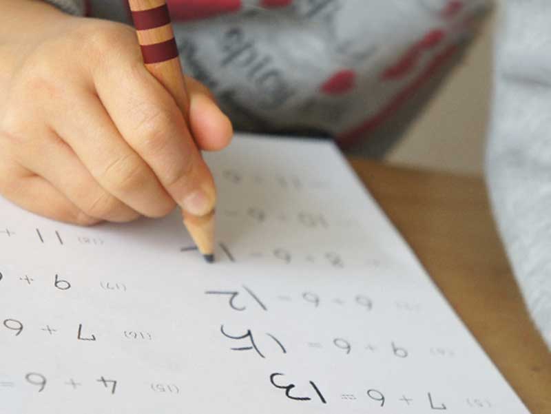 学習している子供