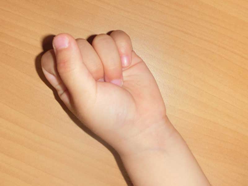 手を握りしめる子供