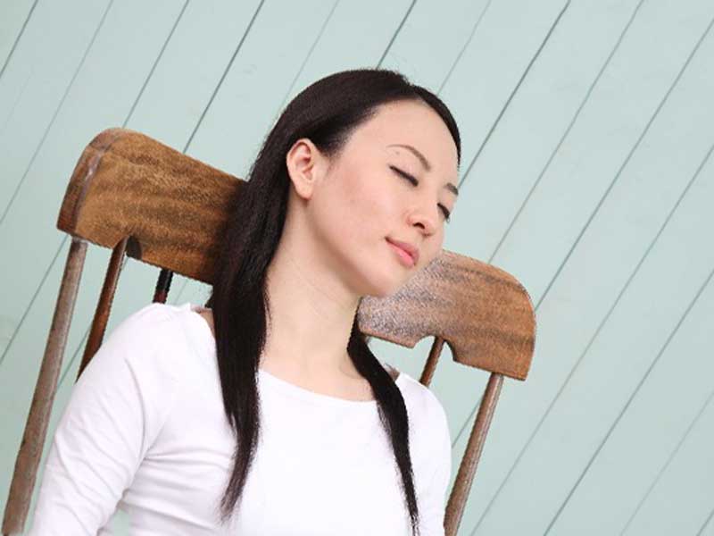 椅子の上で昏睡している女性