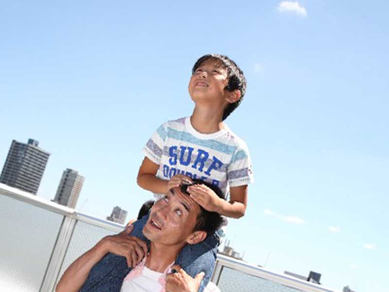 子供を担いでる父親