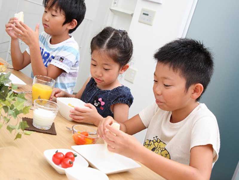 良い姿勢でご飯を食べる子供達