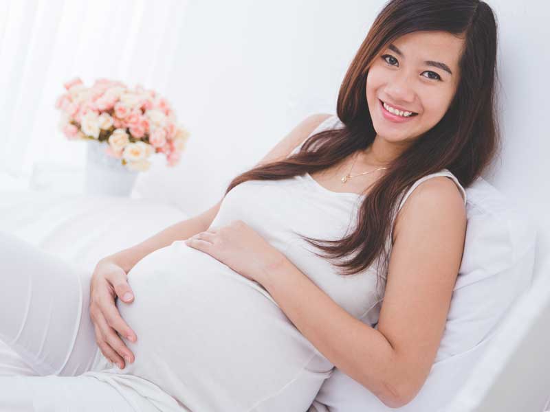 座っている妊婦さん