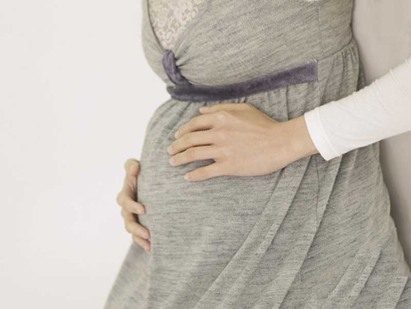 お腹を触る妊婦さん