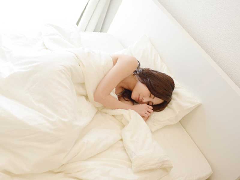 横向きで寝ている妊婦さん