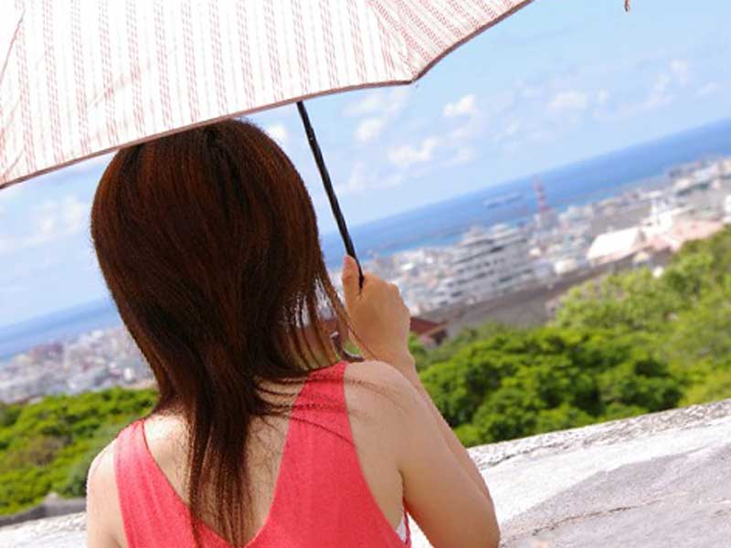 日傘をさして室外にいる女性