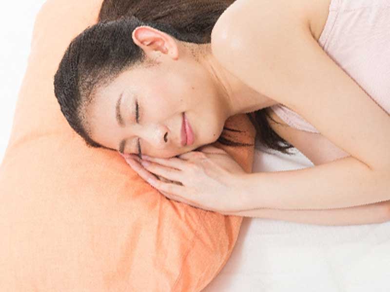 寝ている女性