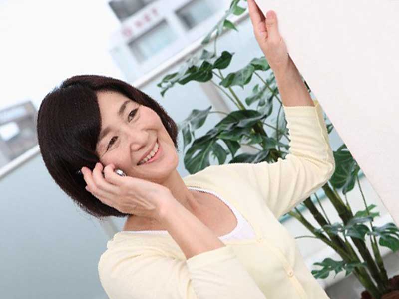 電話をしている中年女性