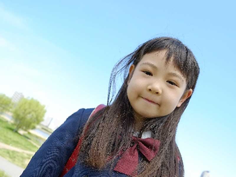 登校中の小学生女の子