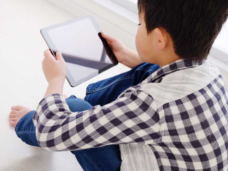 ipadでゲームをする子供