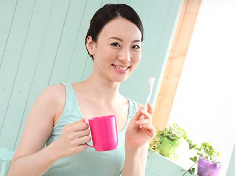 歯磨きをする女性
