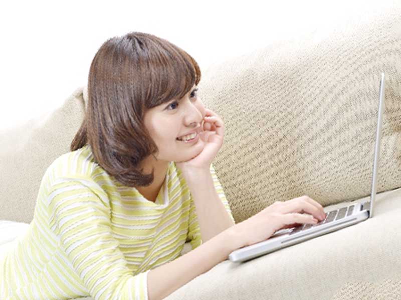 パソコンで通販サイトを見る女性