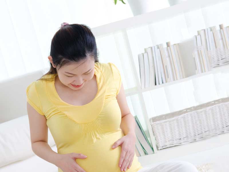 妊娠している女性