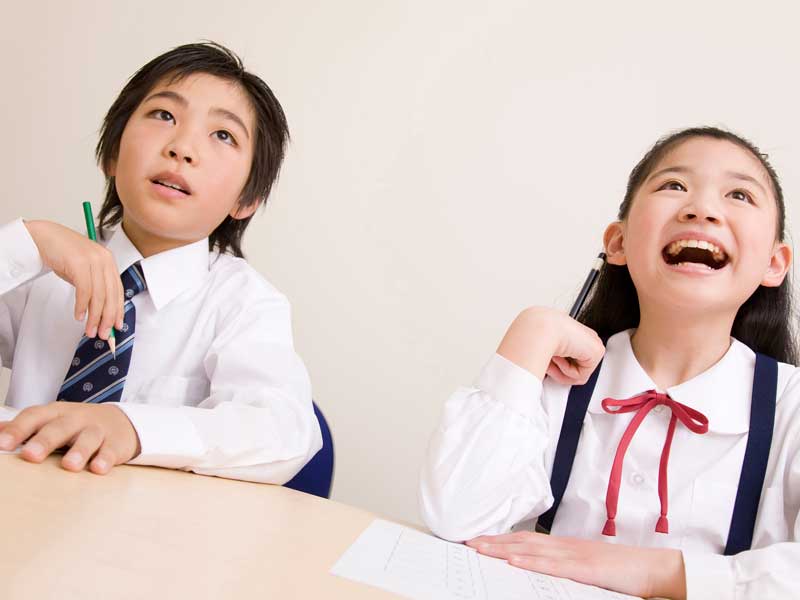 勉強をしている子供たち