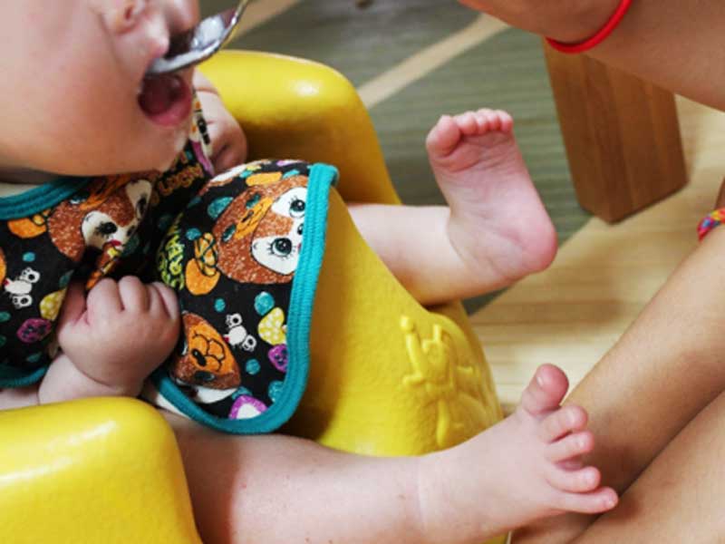 離乳食を食べている赤ちゃん