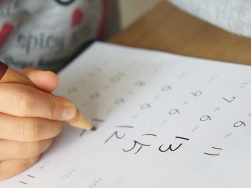 算数の問題を解いている子供