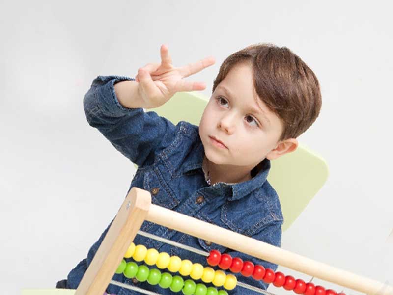 指を使って数えている子供