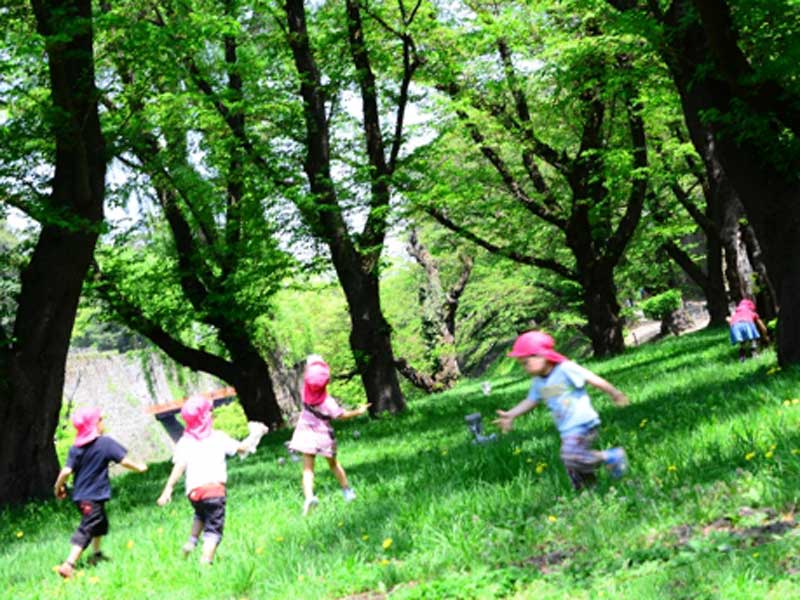 公園で元気に走る子供達