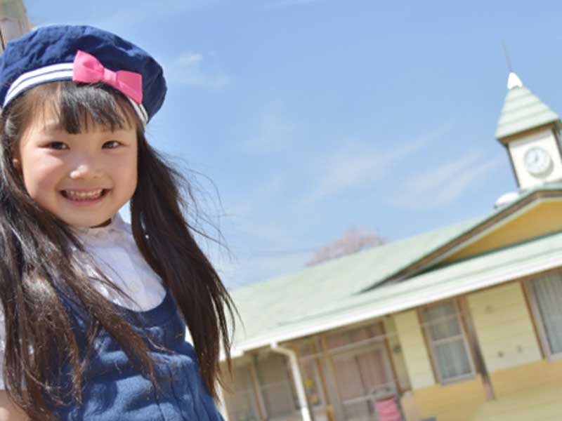 幼稚園にいる女の子
