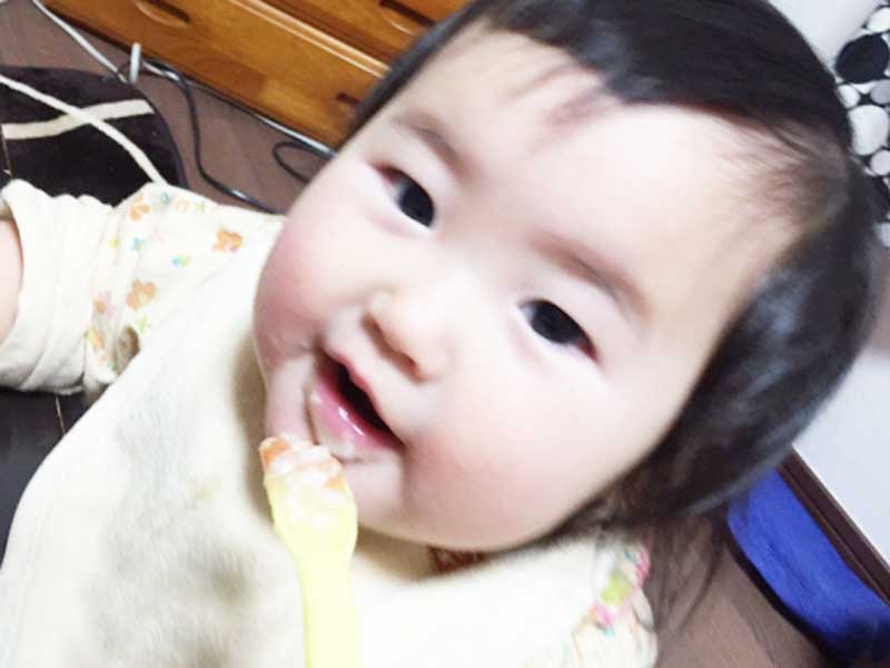 離乳食を食べている赤ちゃん