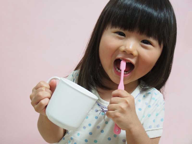 楽しそうに歯磨きをする子供