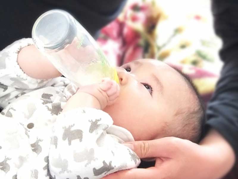 ミルクを飲んでいる赤ちゃん
