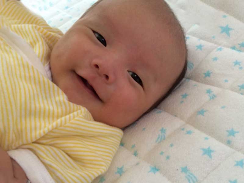 元気で笑顔の赤ちゃん